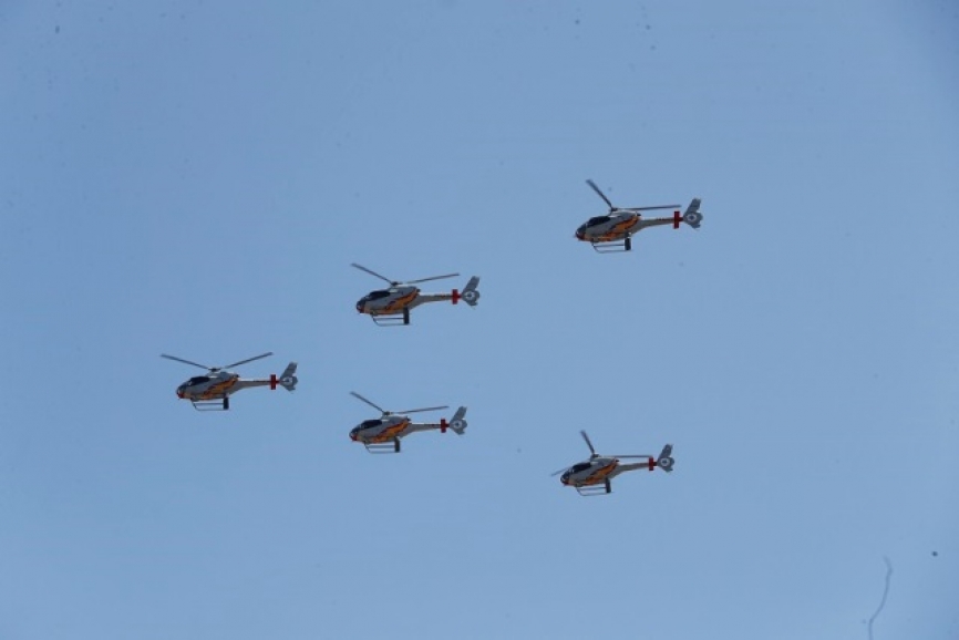La patrulla “Aspa”, compuesta por Airbus Helicopters H120 pasando sobre Huesca. (foto Ministerio de Defensa)