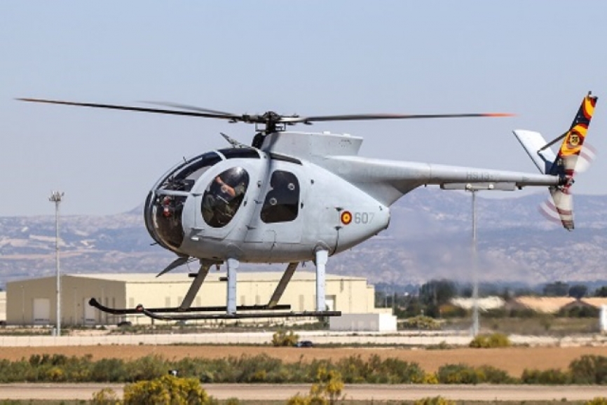 Dos veteranos Hughes 500 de la Armada también participaron en la parada aérea.
