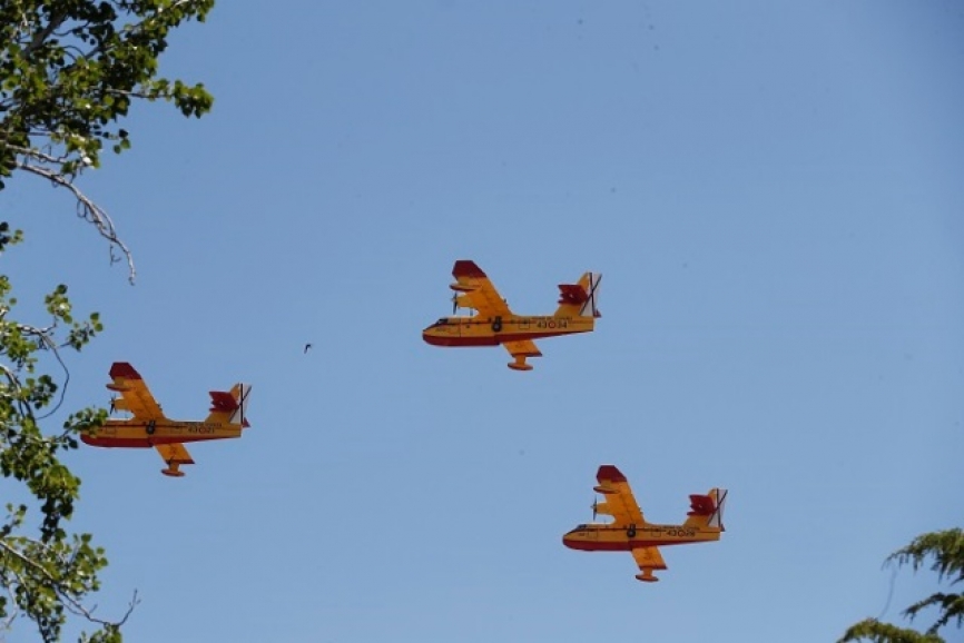 Tres de los veteranos “apagafuegos” CL-215T/CL-415 también participaron en la demostración aérea. (foto Ministerio de Defensa)
