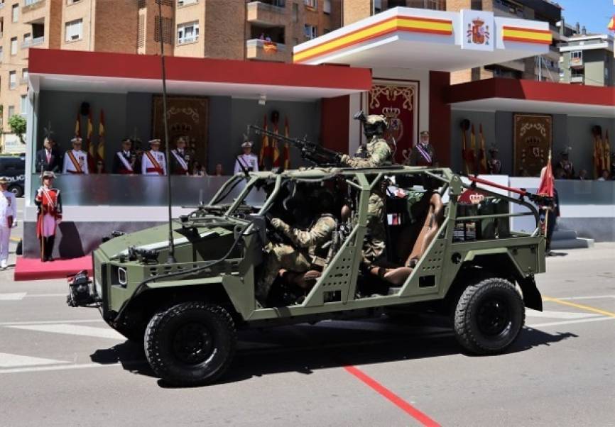 El “Neton” MK2 pasando delante de la tribuna real, durante el Día de las Fuerzas Armadas.