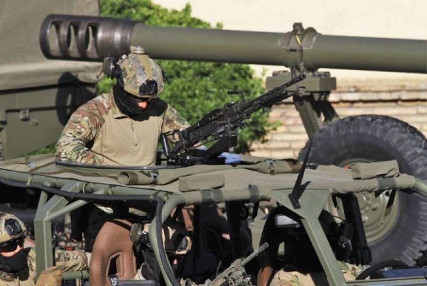 Detalle de la parte superior del “Neton” destaca el afuste, aquí utilizado por una ametralladora M-60, también a su derecha se ve el cortacables