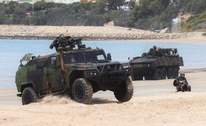 Un todoterreno 4x4 VAMTAC ST5 del TEAR durante el desembarco en la playa del Chorrillo.