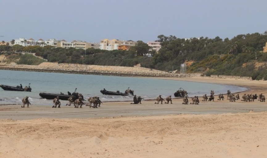 La primera ola de desembarco llegó a bordo de lanchas semirrígidas de tipo “Supercat”.