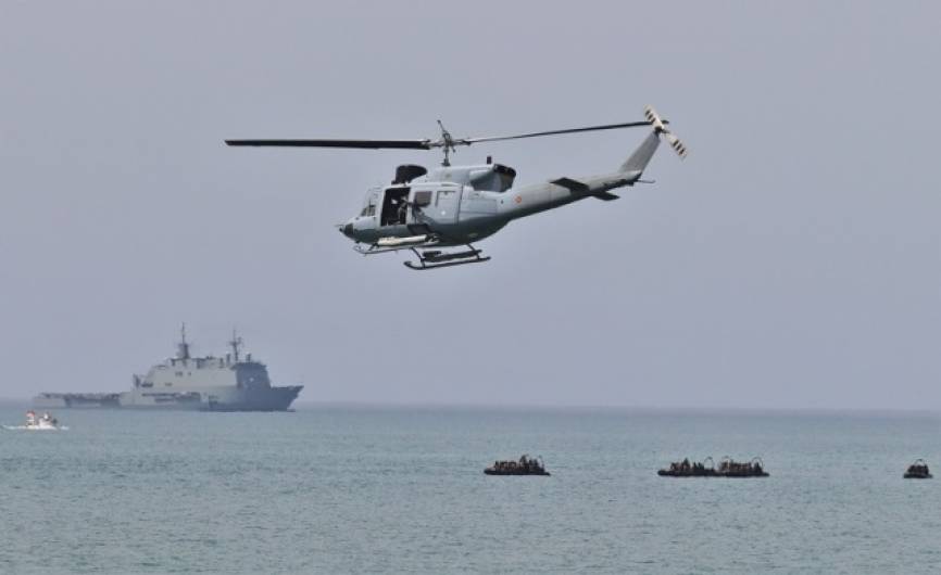 Un helicóptero AB-212 de la Tercera Escuadrilla de la Armada apoyando con sus armas el desembarco.