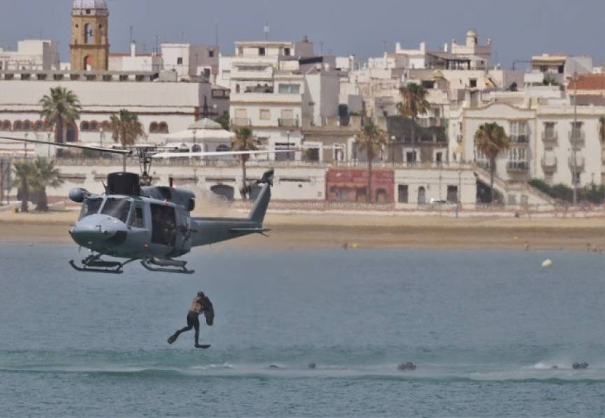 Previamente al desembarco un AB-212 infiltró a las fuerzas de reconocimiento de playa.