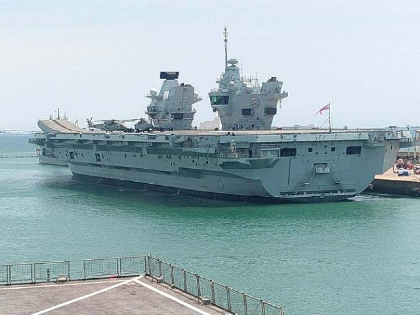 El mayor navío participante en el Flotex-22 es el portaaviones “Prince of Wales”, al que vemos en el puerto de la base naval de Rota (Cádiz).