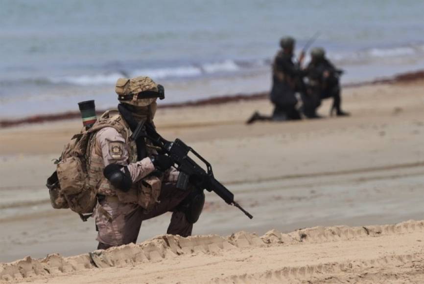 Primer plan de un infante de Marina del TEAR, que además de su fusil HK G-36, lleva a su espalda un lanzacohetes C-90.