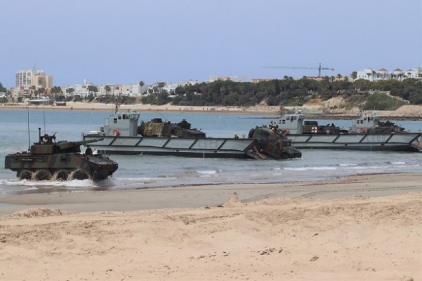 Blindados 8x8 “Piranha” y VAMTAC ST5 desembarcando desde las lanchas LCM1E.