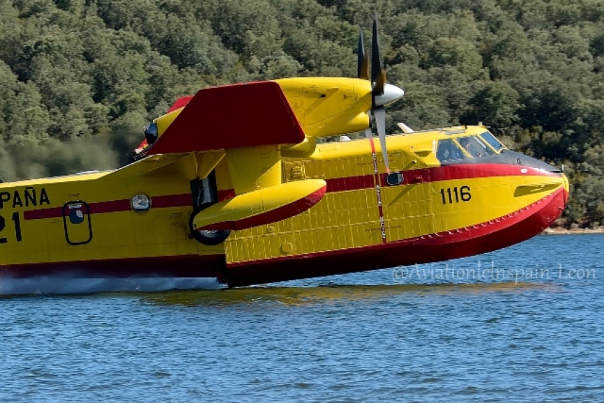 Aqui podemos ver al "Foca 43" el veterano Canadair CL215T desplazado desde Matacán,Salamanca.