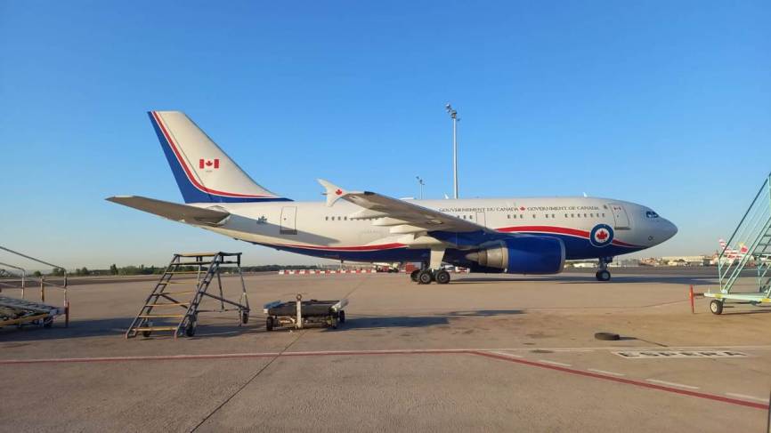 El veterano Airbus A310 de la Real Fuerza Aérea de Canadá en el aeropuerto de Barajas. (foto Rubén Galindo)