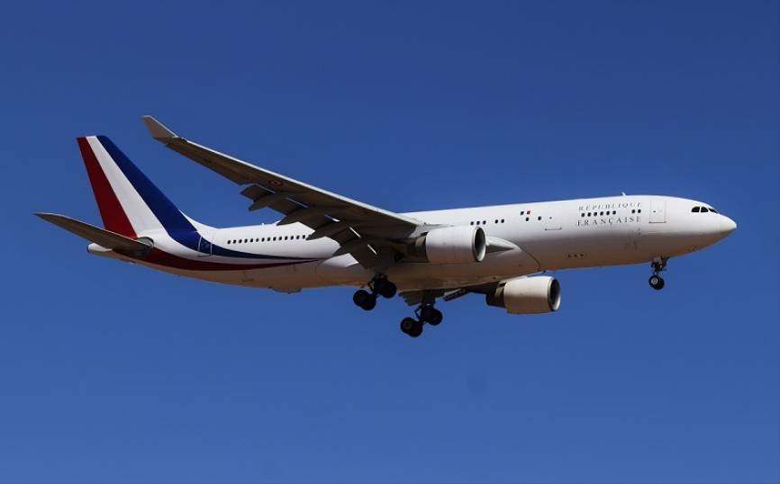 El Airbus A330 francés, con el presidente Macron a bordo, en fase final de aterrizaje en Torrejón.