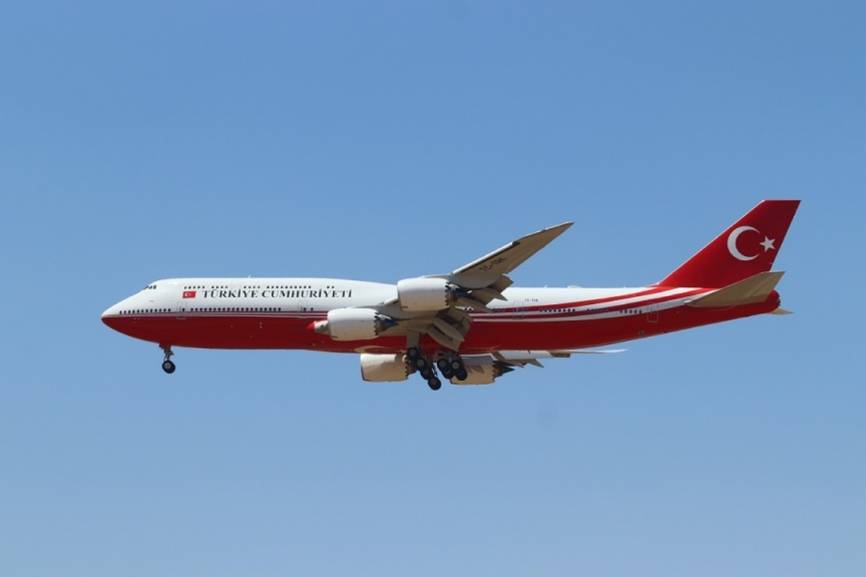 El Boeing 747-8 del turco Erdogan, con sus 76,25 metros de largo, fue la mayor aeronave que trajo autoridades a Madrid.
