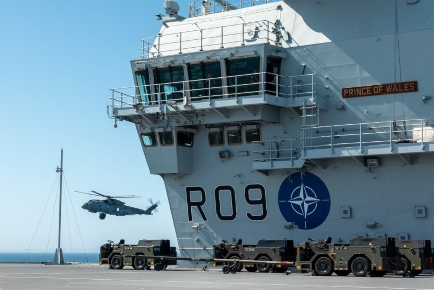 Detalle de una de las islas del “Prince of Wales”, al fondo de aprecia un helicóptero Leonardo “Merlin” de su versión “Crowsnest”.