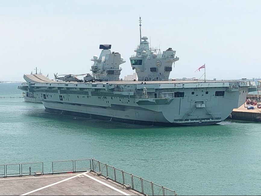 Vista del “Prince of Wales” en el muelle nº 1 de la base naval de Rota.