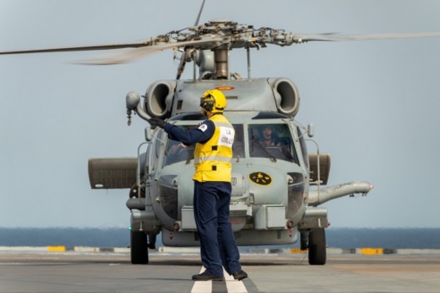 Personal de cubierta del “Prince of Wales” dirige un helicóptero SH-60B de la Armada española.