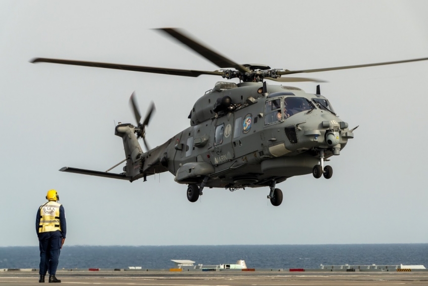 Un helicóptero NH90 italiano en fase de toma en la cubierta del vuelo del “Prince of Wales”.