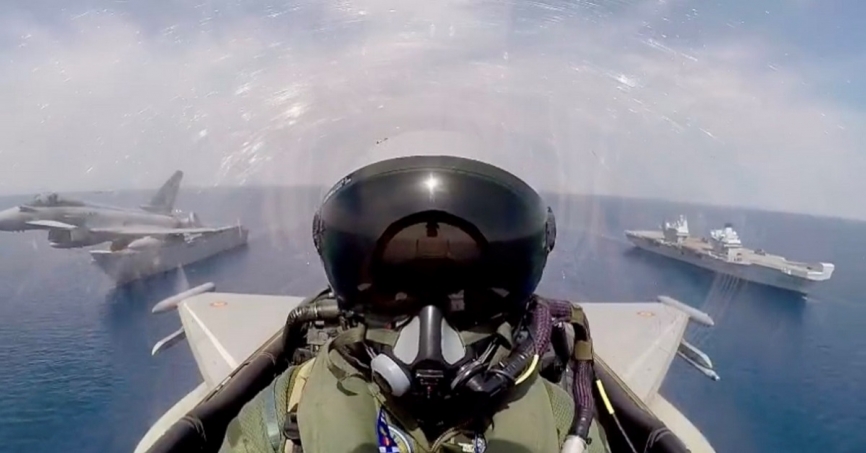 Un par de Eurofighter españoles pasan cerca del “Prince of Wales” (a la derecha) y el “Juan Carlos I”