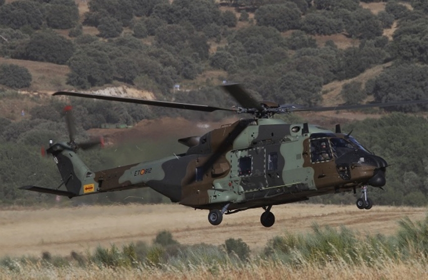 Uno de los NH90 aterrizando en la zona de punta de espera al desfile. (Julio Maíz Sanz)