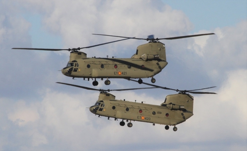 Dos de los nuevos Boeing CH -47F volando en formación. (Julio Maíz Sanz)