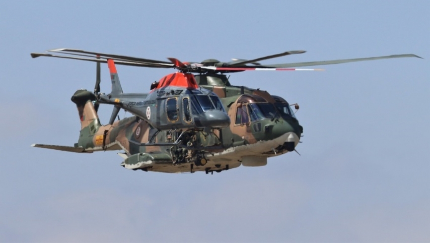 Pasada en formación de dos helicópteros portugueses, en primer plano se ve un AW119 y justo detrás un EH101.