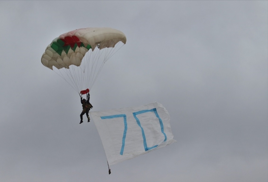 El festival aéreo se abrió con la llegada de paracaidistas con diferentes banderas, como ésta que recuerda el 70 aniversario de la FAP.