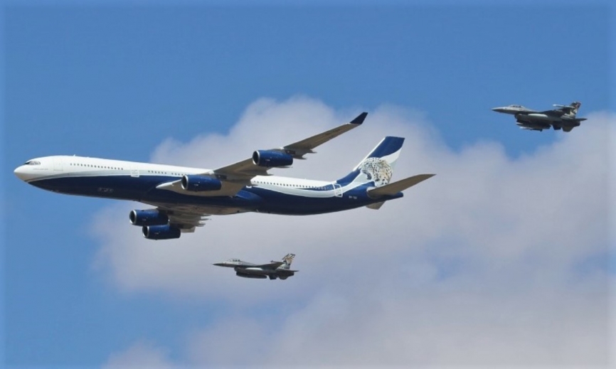 Pasada de un A340 de la compañía Hi Fly, con la insignia de los “Jaguares” en la cola, escoltado por dos F-16 de la FAP.