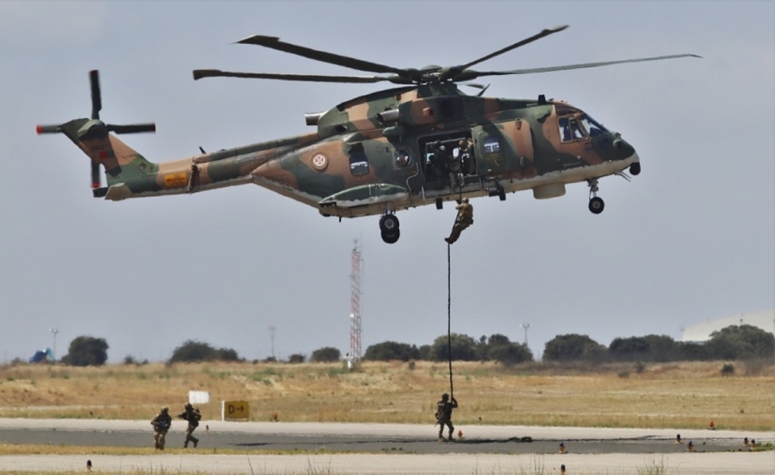 Un helicóptero Leonardo EH101 de la 751 “Esquadra” de la FAP del que bajan fuerzas especiales.