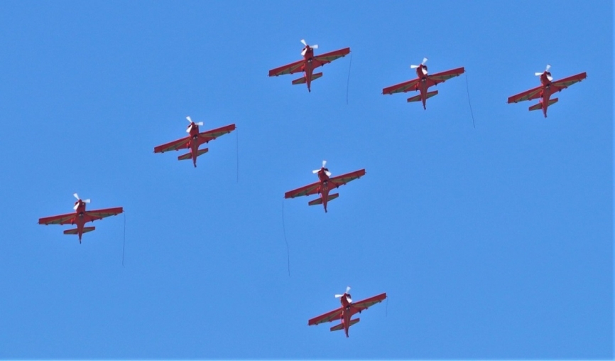 La formación de aviones Mudry CAP 232 de la patrulla acrobática marroquí “La Marche Verte”.