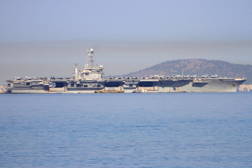 El portaaviones USS “Harry S. Truman” fondeado en la española bahía de Palma de Mallorca.