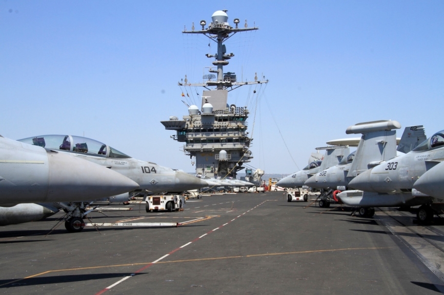 Vista de la isla del portaaviones “Harry S. Truman”, de la US Navy, uno de los 10 de la clase “Nimitz”.