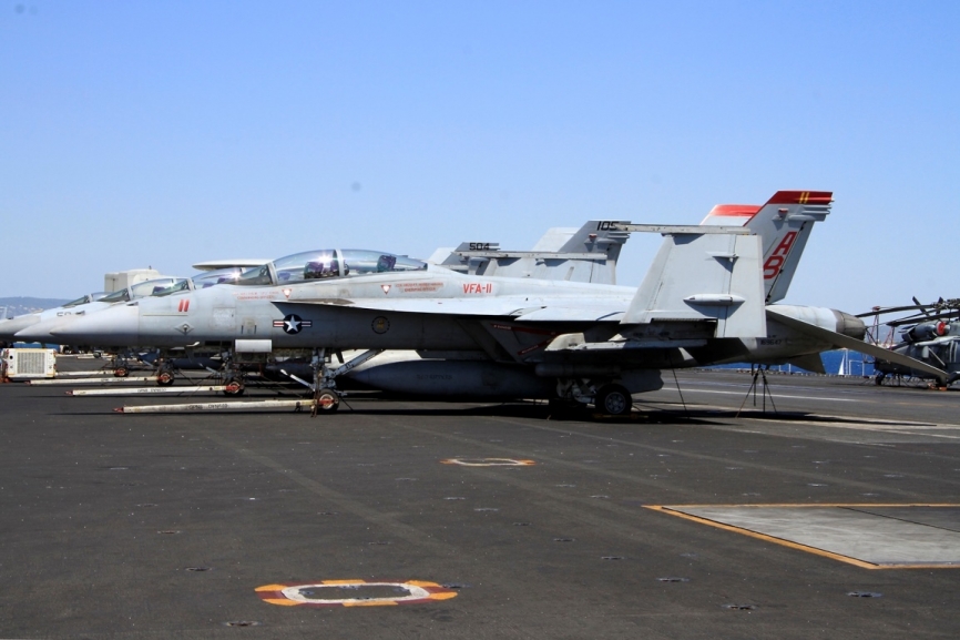 Los aviones de los jefes de escuadrón de la US Navy llevan las marcas en color, como este F/A-18F del VFA-11.