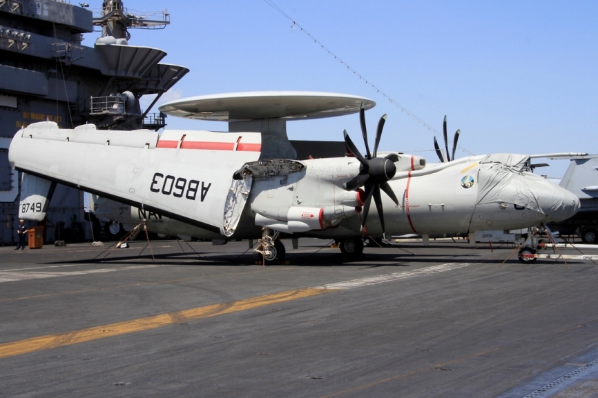 Los “ojos y los oídos” del portaaviones USS “Harry S. Truman” son los aviones E-2D “Hawkeye”.