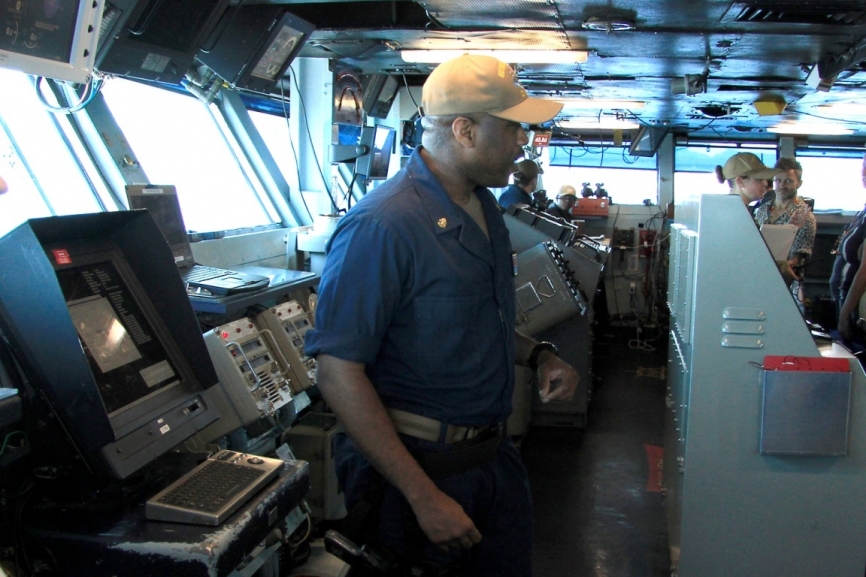 Imagen del puente de mando del portaaviones USS “Harry S. Truman”.