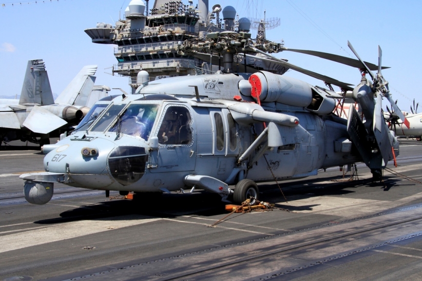 Uno de los Sikorsky MH-60S “Seahawk” del Escuadrón HSC-11 de la Carrier Air Wing One.