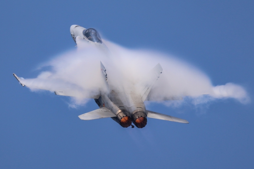 Las pasadas del EF-18M dejaron espectaculares imágenes, como ésta.