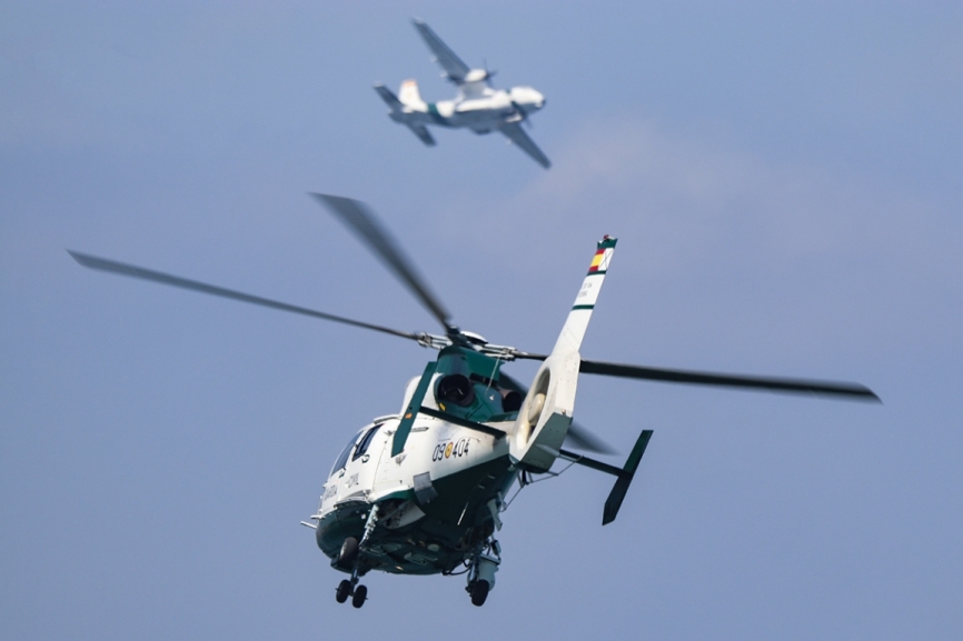 En primer plano Airbus Helicopters AS365 N3 “Dauphin”, al fondo el CN235-300 también de la Guardia Civil.