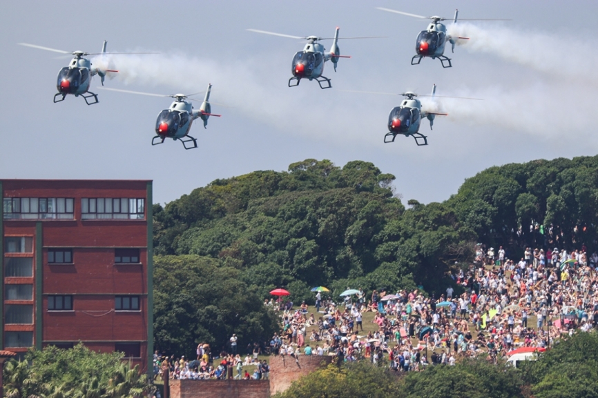 La “Patrulla Aspa” sobrevolando la península de Cimadevilla.