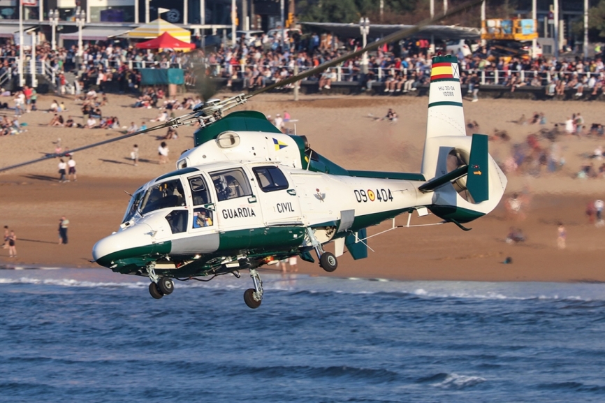 El AS365 N3 “Dauphin” de la Guardia Civil pasando frente a la playa de San Lorenzo.
