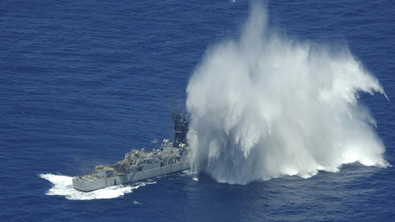 El impacto de un único misil antibuque en un navío de superficie puede causar graves daños en sus estructuras y dejarlo fuera de combate (foto Armada). El impacto de un único misil antibuque en un navío de superficie puede causar graves daños en sus estructuras y dejarlo fuera de combate (foto Armada).