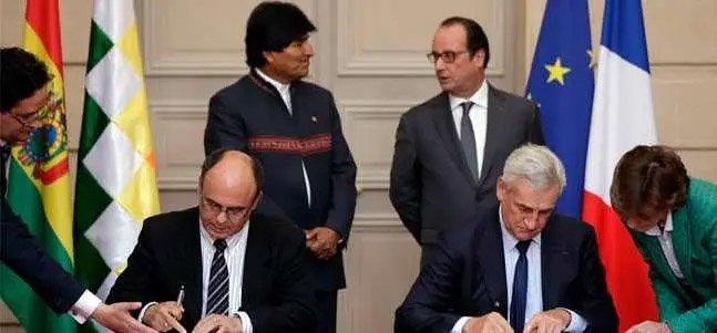 Firma del contrato de radares entre Thales y Bolivia en 2016.