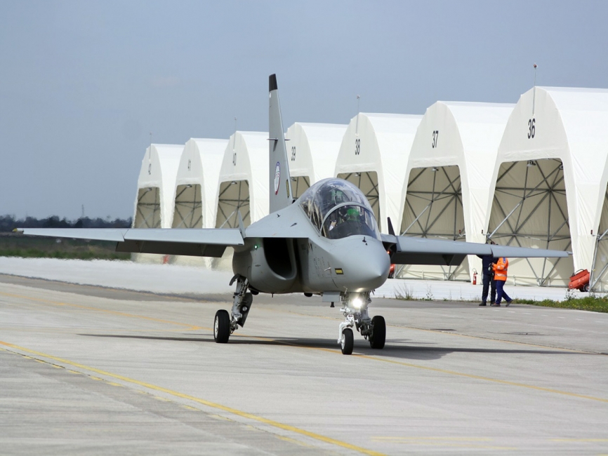 Uno de los M-346 o T-346A (según designación de la Aeronautica Militare Italiana) del 61º Stormo (ala) se dirige a la pista para iniciar una nueva misión de entrenamiento.