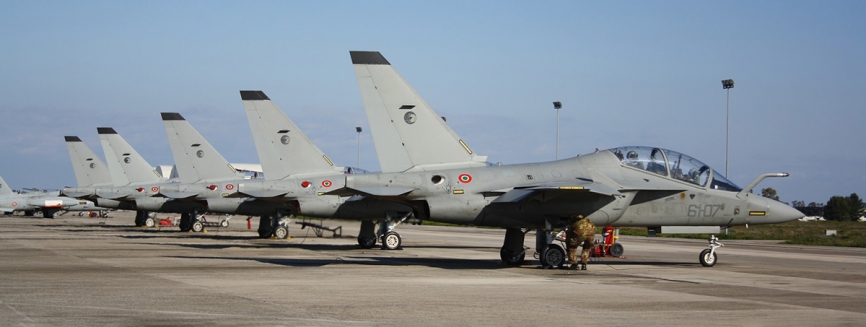 Línea de entrenadores Leonardo T-346A en la base de Lecce-Galatina.
