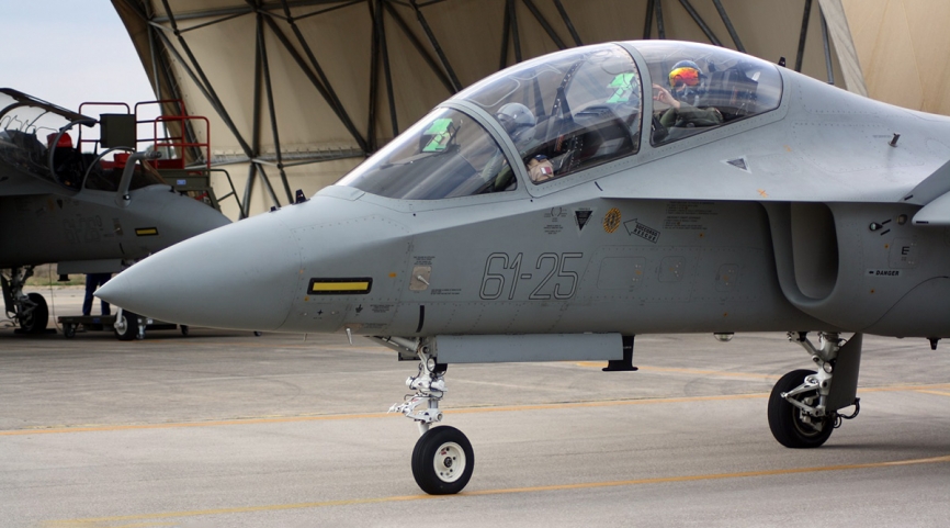 Detalle de la excelentemente diseñada cabina del entrenador M-346, el alumno, en este caso de Catar, va sentado delante.