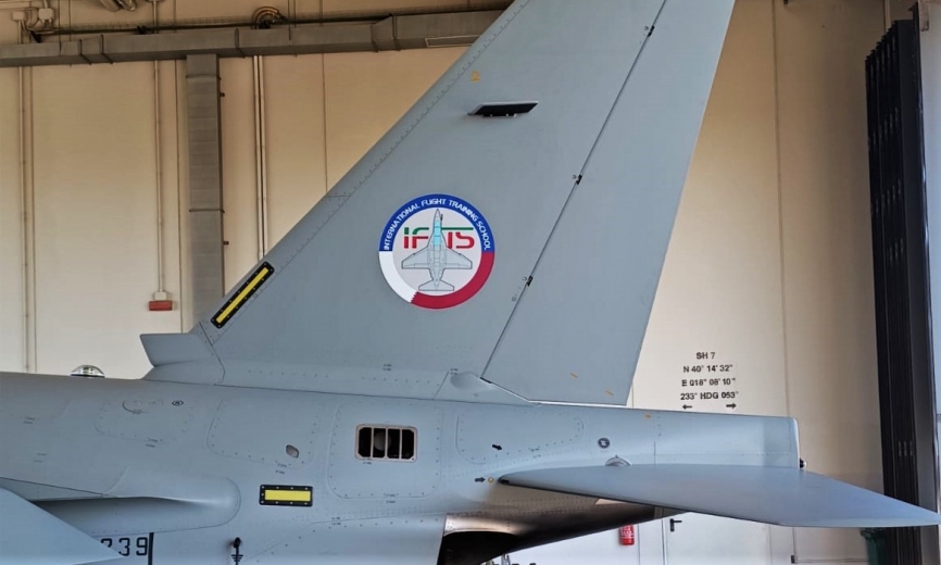 Los M-346 que Catar tiene asignada a la IFTS llevan la parte de debajo del símbolo de la Escuela enmarcado con sus colores nacionales.