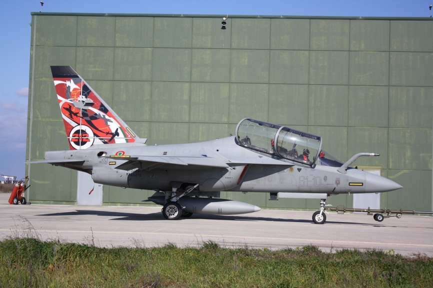 El Leonardo T-346A con la cola especialmente pintada para promocionar al 212 Escuadrón, al que está asignado.