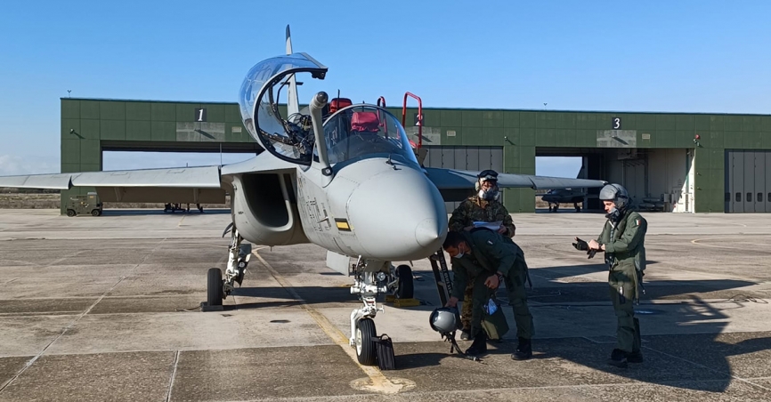 Un instructor y un alumno de la IFTS, en concreto italianos, se suben a un T-346A.