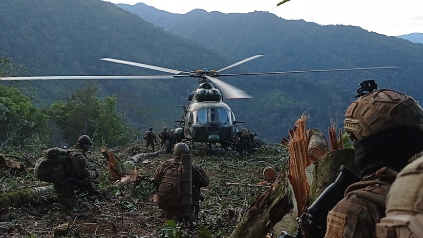 Un Mi-171Sh-P de la Aviación del Ejercito, armado con dos ametralladoras Dillon M-134D/H de 7.62 x 51 mm, extrayendo a una de las Patrullas de la Fuerza Especial Conjunta (FEC) del área de operaciones.