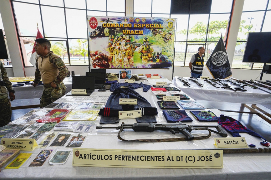 Armamento, equipos de cómputo y pertenencias de Víctor Quispe Palomino (a) José, quien huyo de su campamento y se encuentra gravemente herido.
