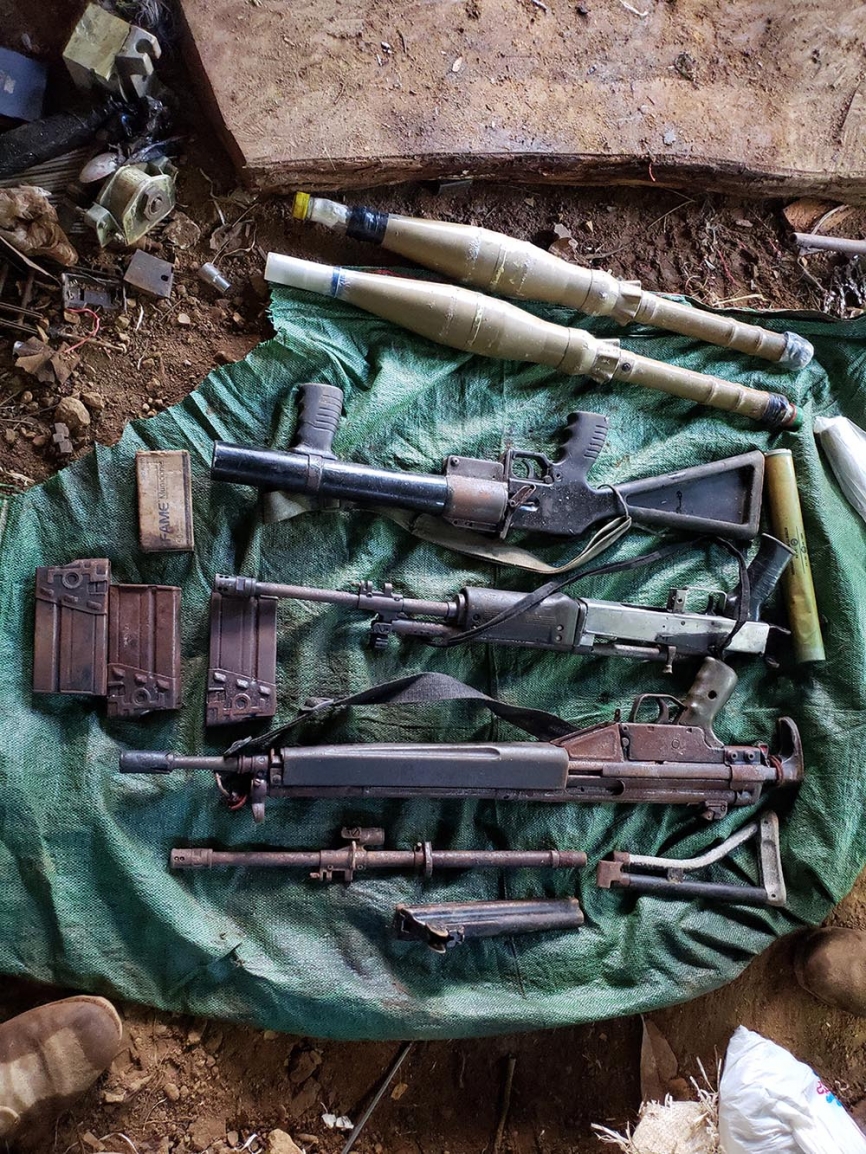 Una parte del armamento capturado en Vizcatan del Ene. Se observan dos fusiles de asalto: un IWI Galil de 5,56 x 45 mm. y un HK G-3 de 7,62 x 51 mm, así como un lanzagranadas Federal de 37/38 mm. y dos granadas PG-7 HEAT para lanzacohetes RPG-7V.