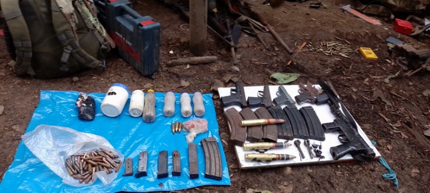 Un subfusil de 9 mm, cacerinas para fusiles AKM y Galil, pistolas de 9 mm. Destacan tres proyectiles de 30 x 165 mm. utilizados por los cañones bitubos GsH-30 de los Mi-35P Hind F. Se desconoce que uso pretendían darle los subversivos.